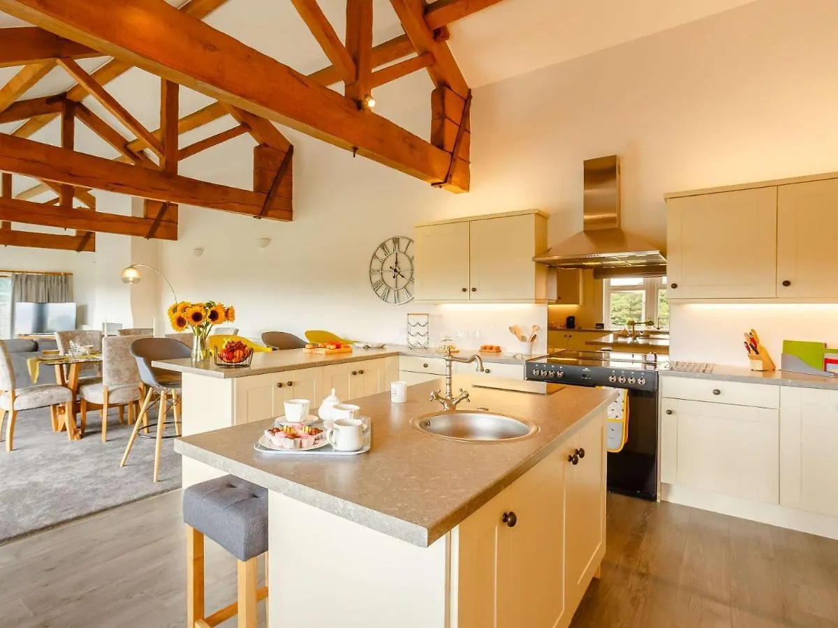 3 Bed In Denby Dale 88924 Villa 0*,